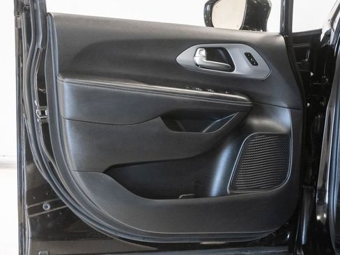 Used 2025 Chrysler Pacifica Select FWD image 8