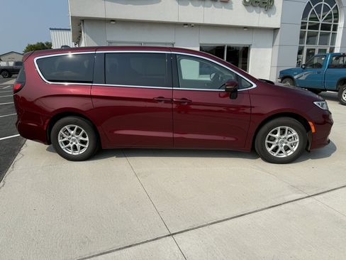 Used 2023 Chrysler Pacifica Touring-L FWD image 9