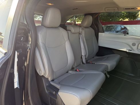 Used 2025 Toyota Sienna XLE FWD image 32