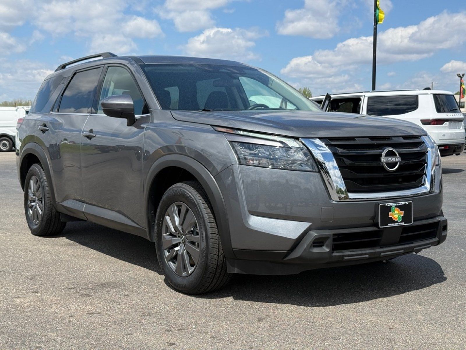 Used 2025 Nissan Pathfinder SV FWD image 2