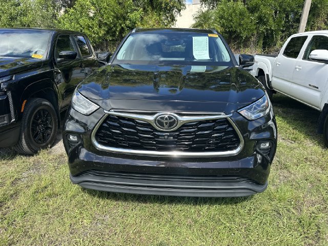 Used 2021 Toyota Highlander Limited FWD image 2