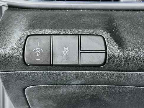 Used 2025 Hyundai Elantra Limited FWD image 17