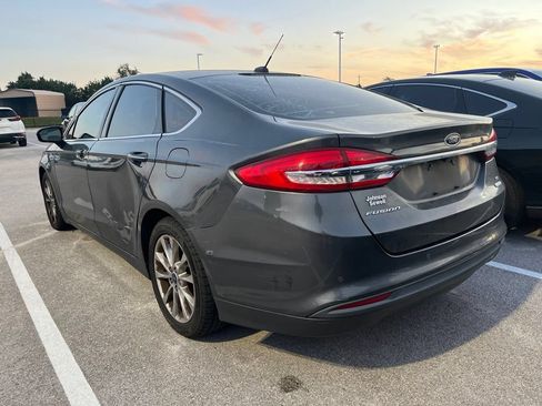 Used 2017 Ford Fusion SE w/ Fusion SE Technology Package FWD image 4