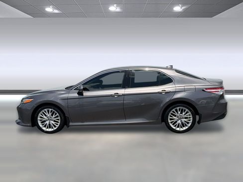 Used 2020 Toyota Camry XLE FWD image 2