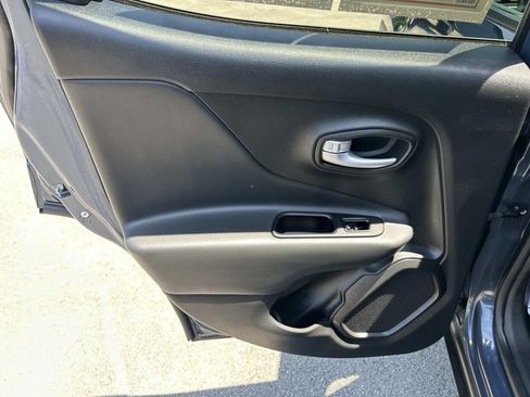 Used 2023 Jeep Renegade Latitude AWD/4WD image 19