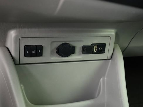 Used 2017 Toyota Prius V Five image 4