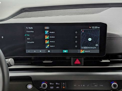 Used 2025 Kia Carnival FWD image 18