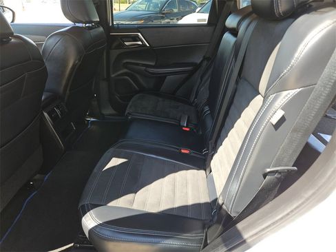 Used 2023 Mitsubishi Outlander SE image 24