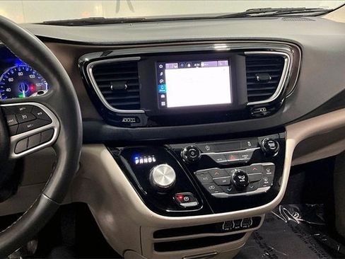 Used 2022 Chrysler Voyager LX image 9