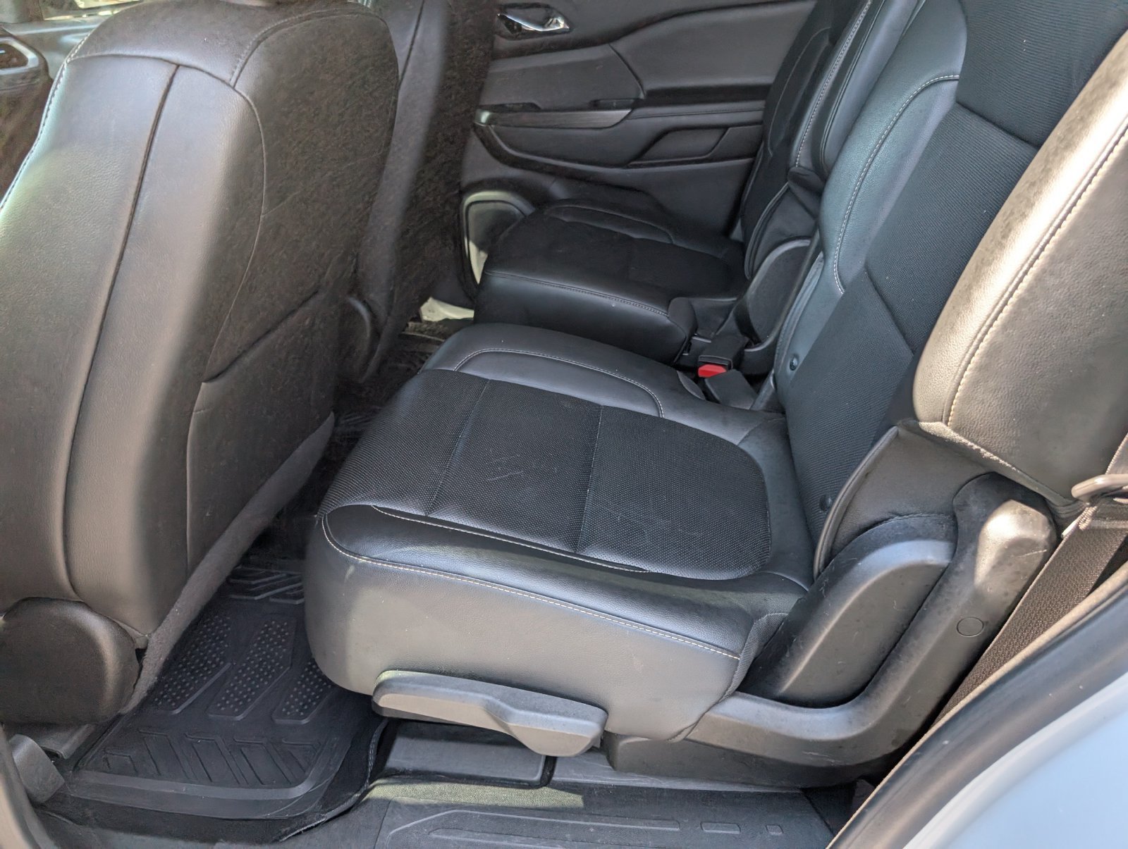 Used 2023 GMC Acadia SLT FWD image 27