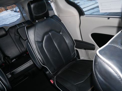 Used 2023 Chrysler Pacifica Limited image 14