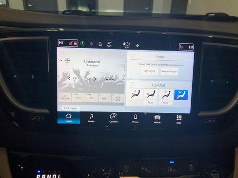 Used 2023 Chrysler Pacifica Touring-L image 19