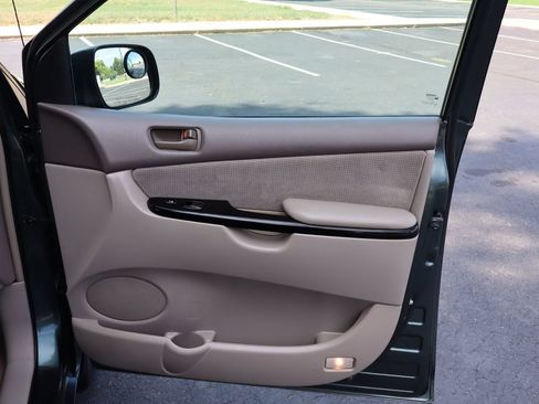Used 2005 Toyota Sienna LE w/ LE Pkg 4 AWD/4WD image 26