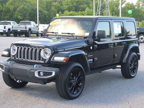 Used 2024 Jeep Wrangler Unlimited Sahara AWD/4WD image 3