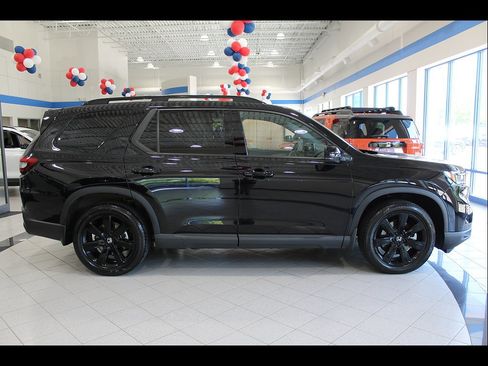 Certified 2025 Honda Pilot Black Edition image 4