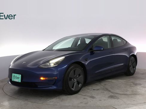 Used 2023 Tesla Model 3 Standard Range image 2