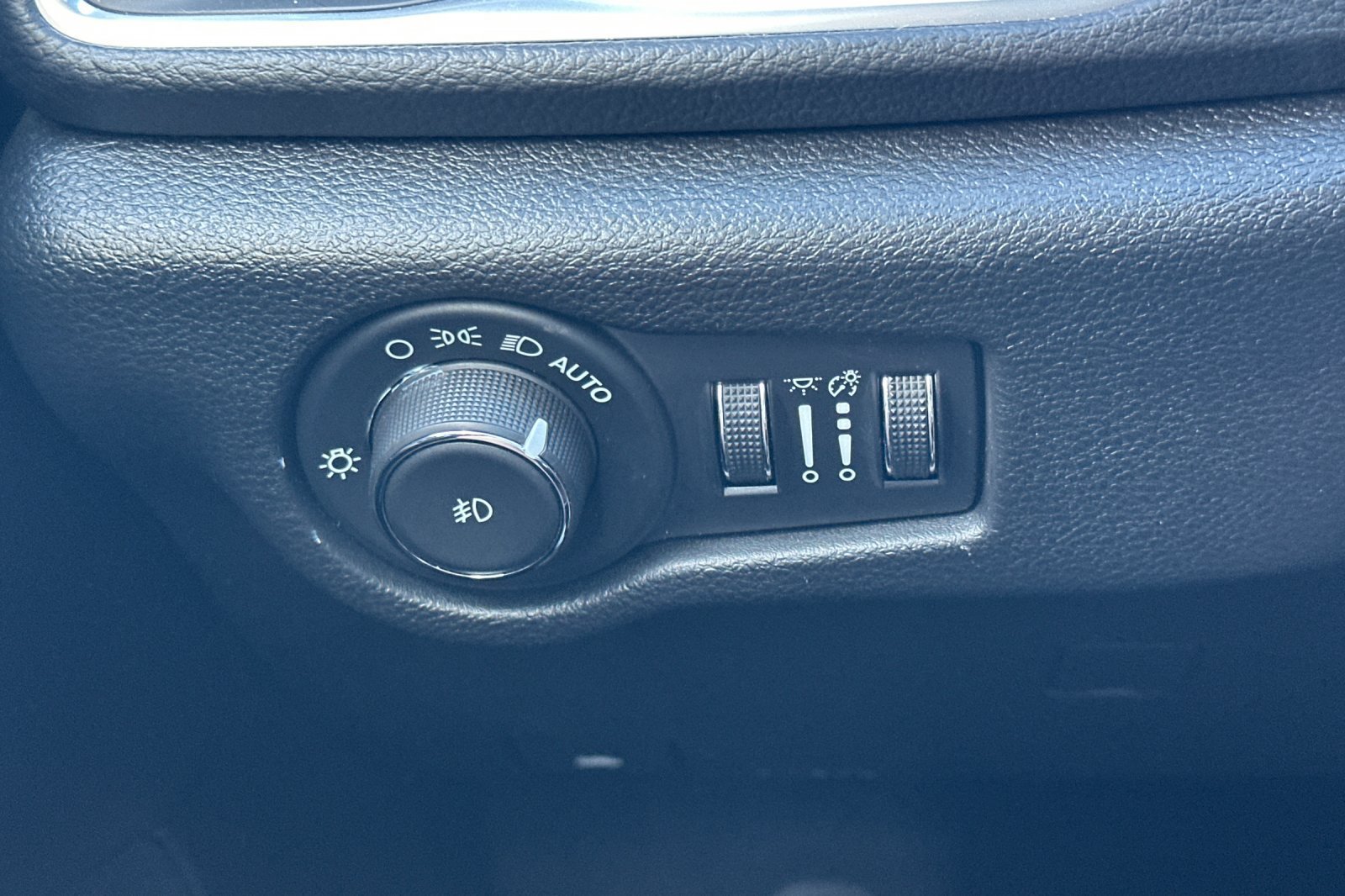 Used 2025 Chrysler Pacifica Limited FWD image 40