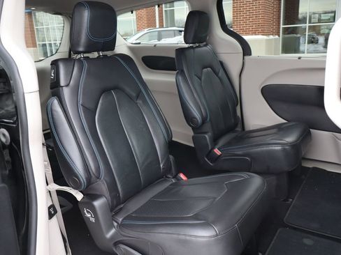 Used 2021 Chrysler Pacifica Touring-L w/ Uconnect Theater Family Group image 54