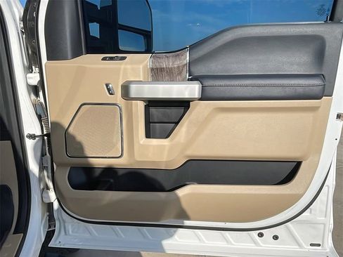 Used 2018 Ford F250 Lariat w/ Chrome Package image 11