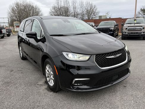 Used 2024 Chrysler Pacifica Touring-L image 4