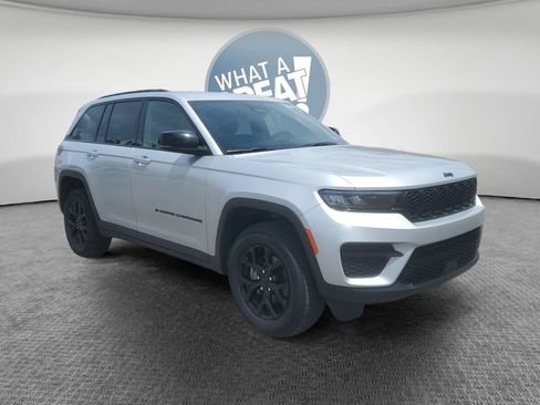 Used 2025 Jeep Grand Cherokee Altitude AWD/4WD image 1