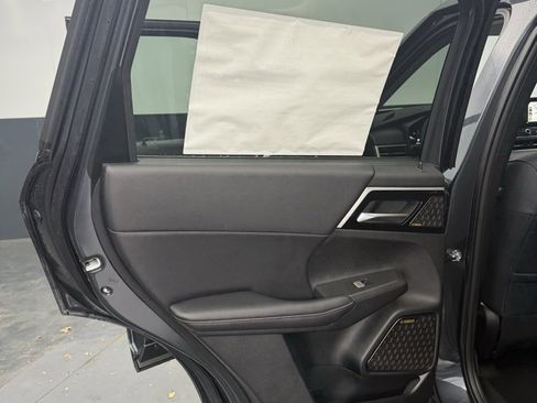 New 2025 Mitsubishi Outlander SE image 28