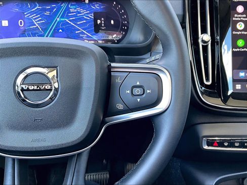Used 2025 Volvo XC40 B5 Plus image 22