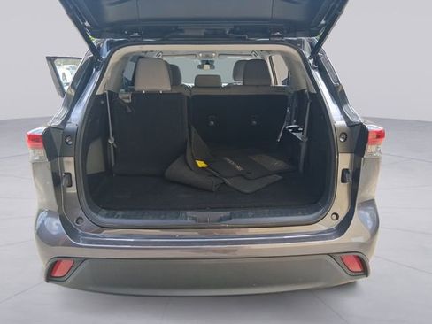 Used 2023 Toyota Highlander LE AWD/4WD image 19