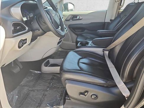 Used 2023 Chrysler Pacifica Touring-L image 16