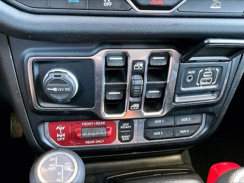 Used 2024 Jeep Wrangler Unlimited Rubicon 4xe AWD/4WD image 16