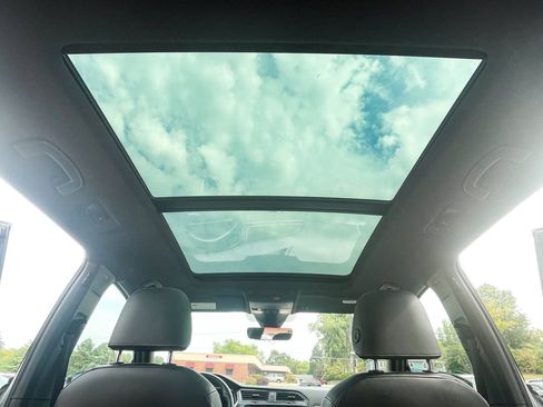 Used 2022 Volkswagen Tiguan SE R-Line image 15