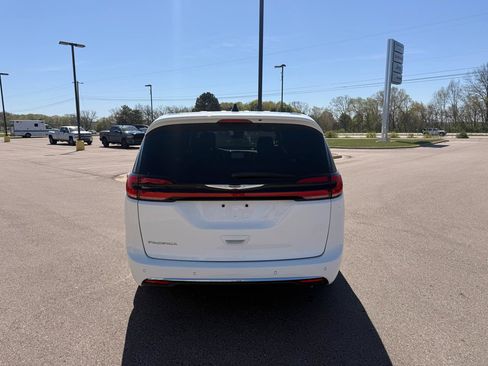 Used 2025 Chrysler Pacifica Select FWD image 4