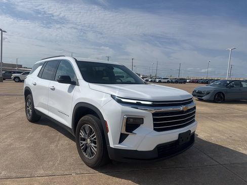 Used 2025 Chevrolet Traverse LT image 1