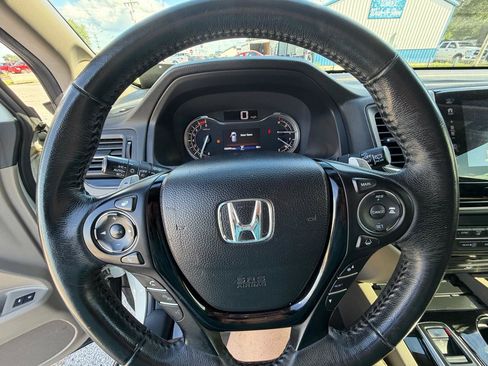 Used 2017 Honda Pilot Touring image 8