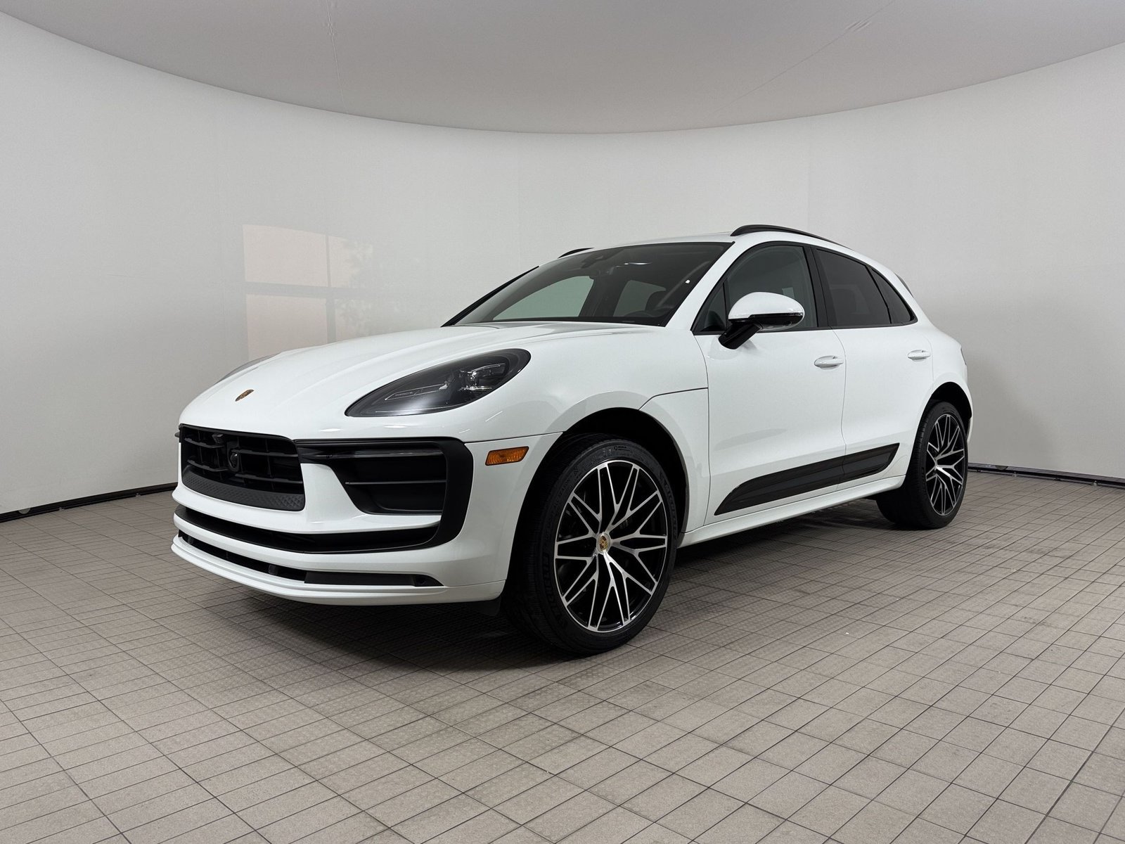 Certified 2023 Porsche Macan AWD/4WD image 1