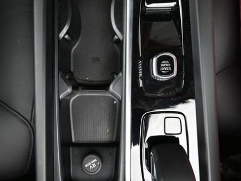 Used 2023 Volvo XC60 B5 Plus image 11