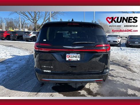 Used 2023 Chrysler Pacifica Touring-L image 6