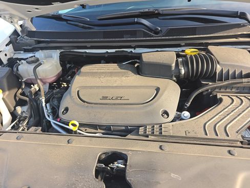 Used 2026 Chrysler Pacifica Limited FWD image 17