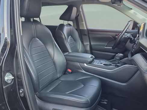 Used 2021 Toyota Highlander XLE FWD image 15