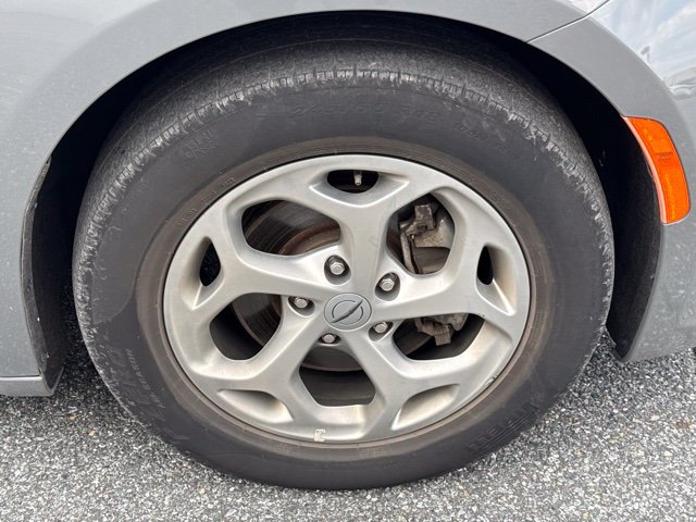 Used 2023 Chrysler Pacifica Limited w/ Uconnect Theater Family Group FWD image 22