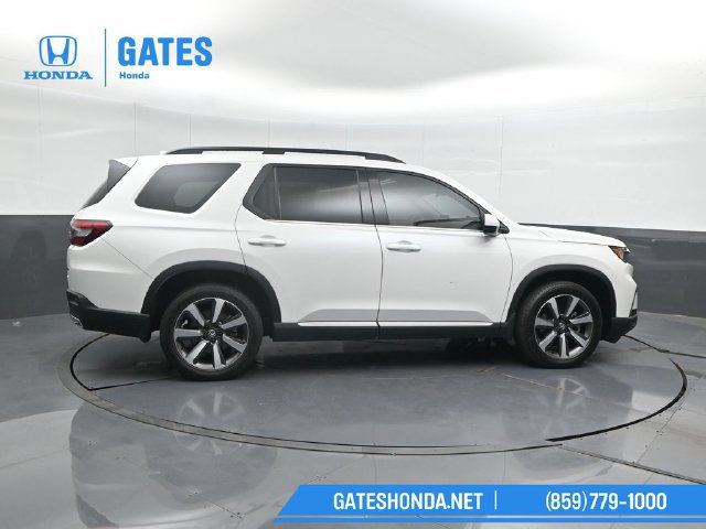 Certified 2025 Honda Pilot Touring image 3