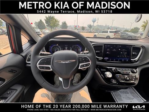 Used 2025 Chrysler Pacifica Select AWD/4WD image 18