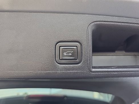 Used 2024 GMC Terrain SLT image 20