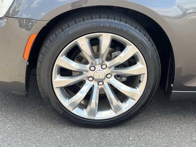 Used 2020 Chrysler 300 Touring w/ Chrome Appearance Package RWD image 8