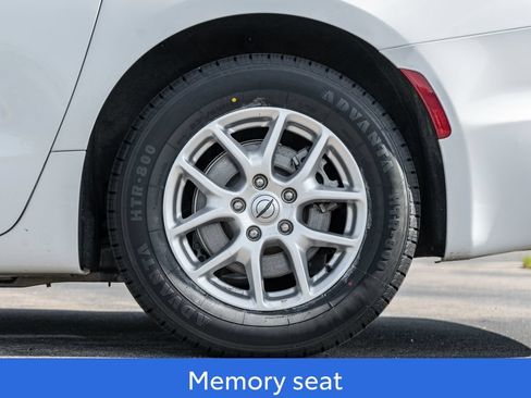 Used 2024 Chrysler Pacifica Touring-L FWD image 9
