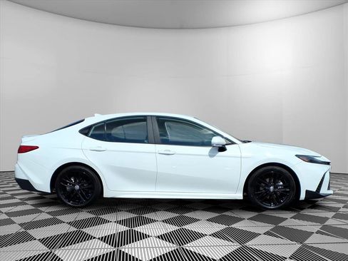 Used 2025 Toyota Camry SE w/ Convenience Package image 5