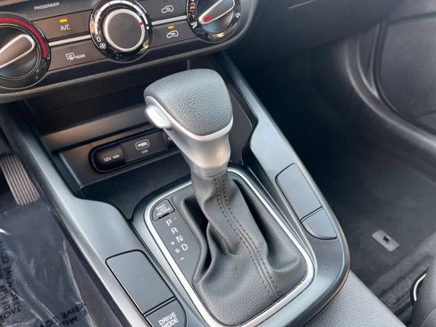 Used 2025 Kia Soul LX w/ LX Technology Package FWD image 41