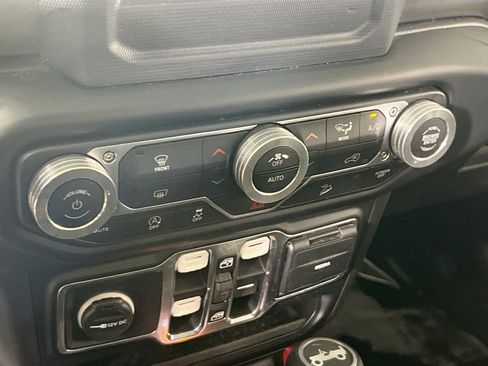 Used 2019 Jeep Wrangler Unlimited Sahara image 15