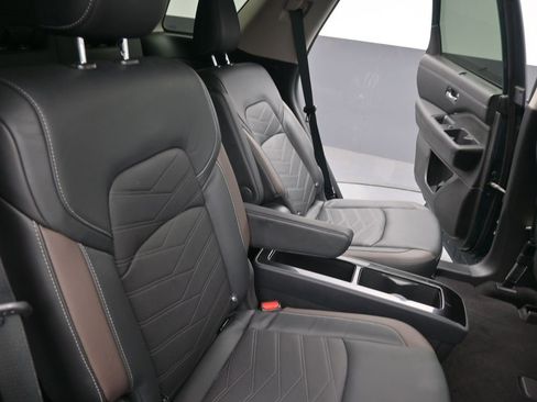 Used 2022 Nissan Pathfinder Platinum w/ Cargo Package image 27