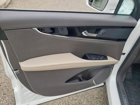 Used 2022 Lincoln Nautilus Reserve image 11